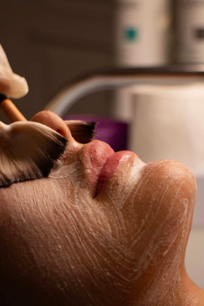 Gezichtsbehandeling met masker bij S.W Clinic Veenendaal, ladies only