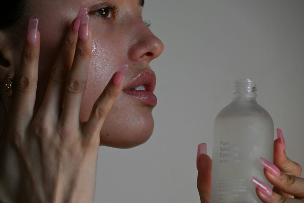 Vrouw verzorgt haar huid tegen pigmentvlekken, huidbehandeling bij S.W Clinic Veenendaal